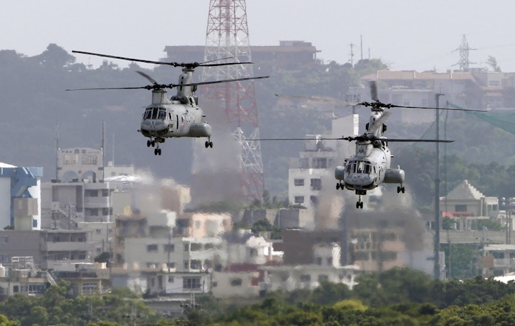 Elicoptere CH-46, decolând din baza Pușcașilor Marini din Okinawa