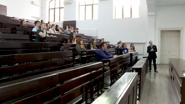 facultate amfiteatru studenti