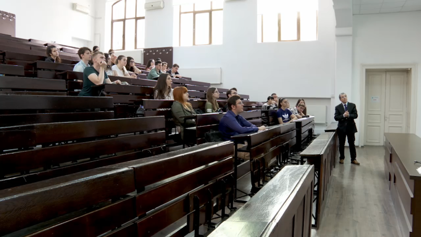 facultate amfiteatru studenti