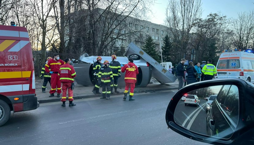 În urma impactului, autoturismul s-a răsturnat pe lateral, lovind și doi pietoni