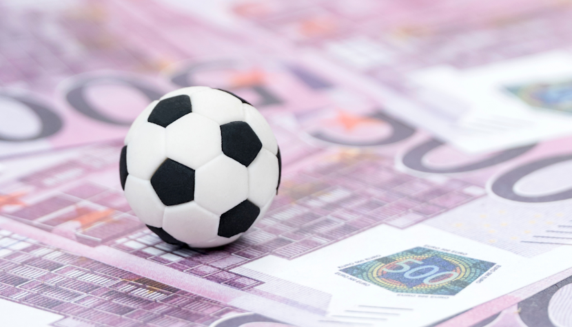Minge de fotbal și bancnote euro