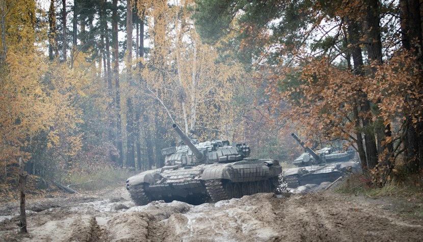 Soldați ucraineni pe tancuri rusești T-72, capturate în apropierea graniței dintre Ucraina și Belarus.