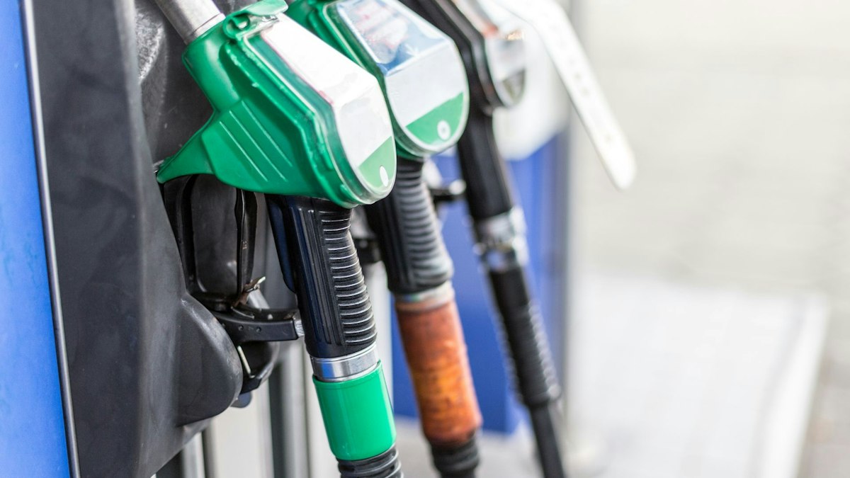 Benzina aproape ajunge la 10 lei/litru, creșteri rapide