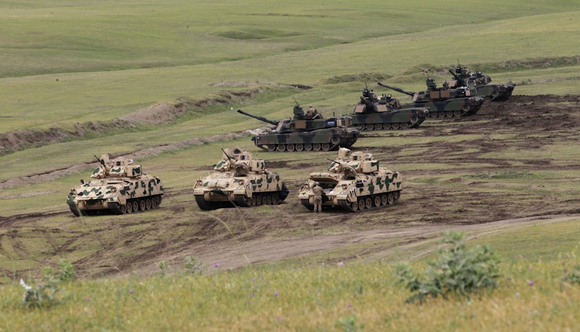 Vehicule de luptă ale infanteriei americane Bradley și tancuri M1A2 Abrams, la exerciții militare comune.