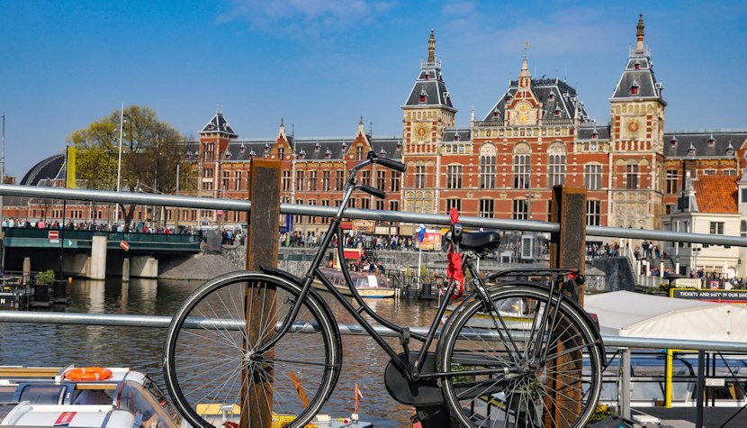Parcare subacvatică pentru 7.000 de biciclete, construită în Amsterdam