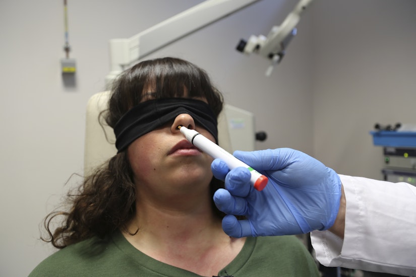 Un medic testează simțul olfactiv al unui pacient