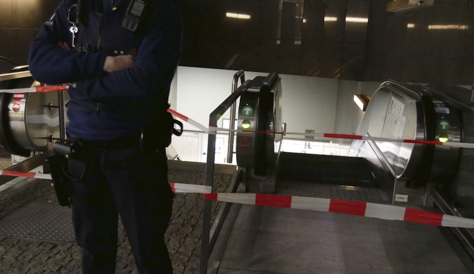 Polițist, în fața stației de metrou în care a avut loc atacul
