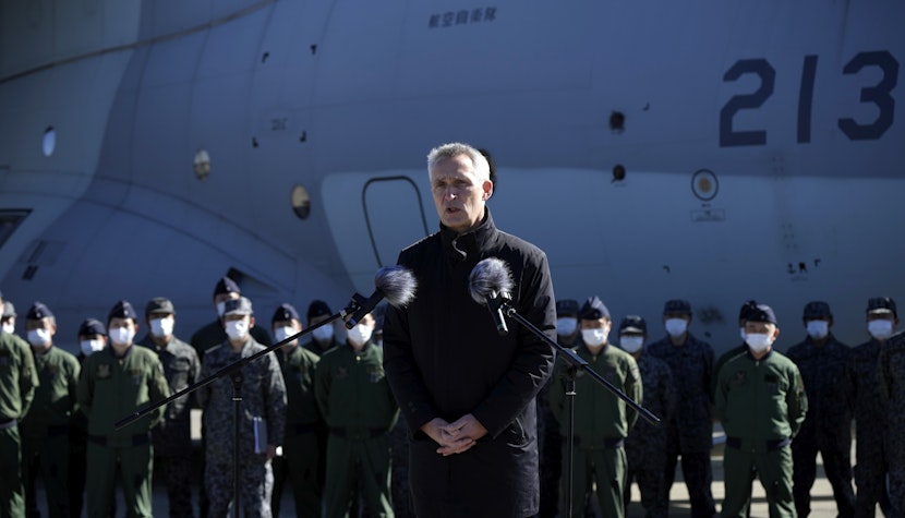 Jens Stoltenberg, la baza miliatară Iruma din Japonia