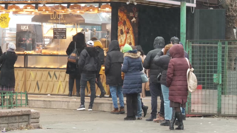 oameni la coada la covrigi