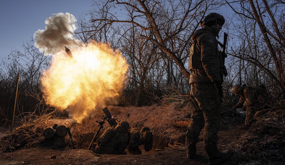 Soldați ucraineni, operând un mortar calibrul 120mm, lângă Bahmut