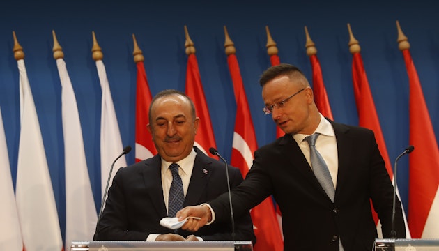 Ministrul de externe ungar, Peter Szijjarto , alături de omologul său turc, Mevlüt Çavuşoğlu