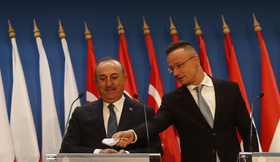Ministrul de externe ungar, Peter Szijjarto , alături de omologul său turc, Mevlüt Çavuşoğlu