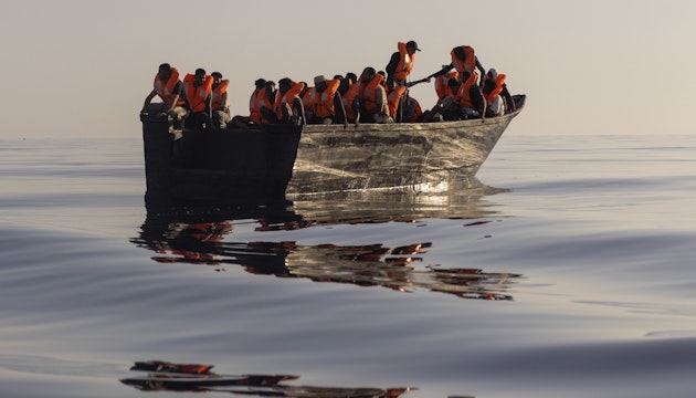 Barcă cu migranți