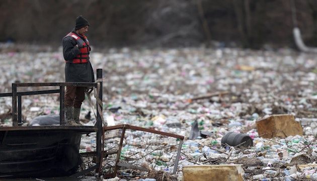 Deșeuri de plastic lângă Priboj, Serbia