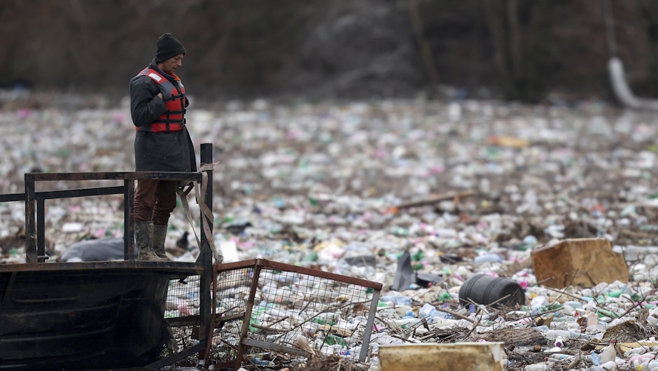 Deșeuri de plastic lângă Priboj, Serbia