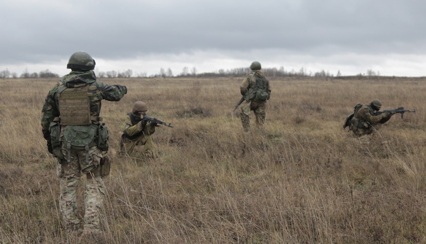 Un instructor al forțelor speciale americane, antrenează soldați ucraineni