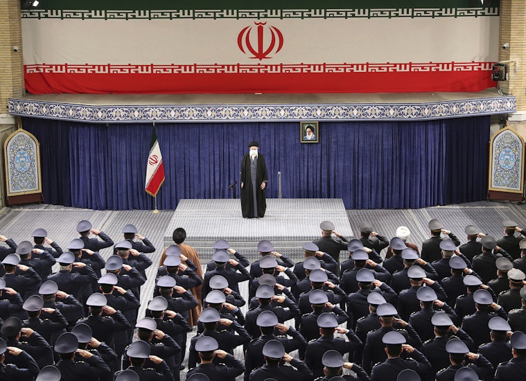 Liderul suprem al Iranului, ayatollahul Ali Khamenei, în fața unei mulțimi de militari