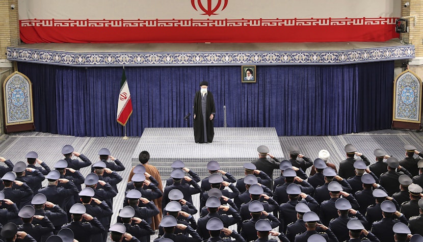 Liderul suprem al Iranului, ayatollahul Ali Khamenei, în fața unei mulțimi de militari