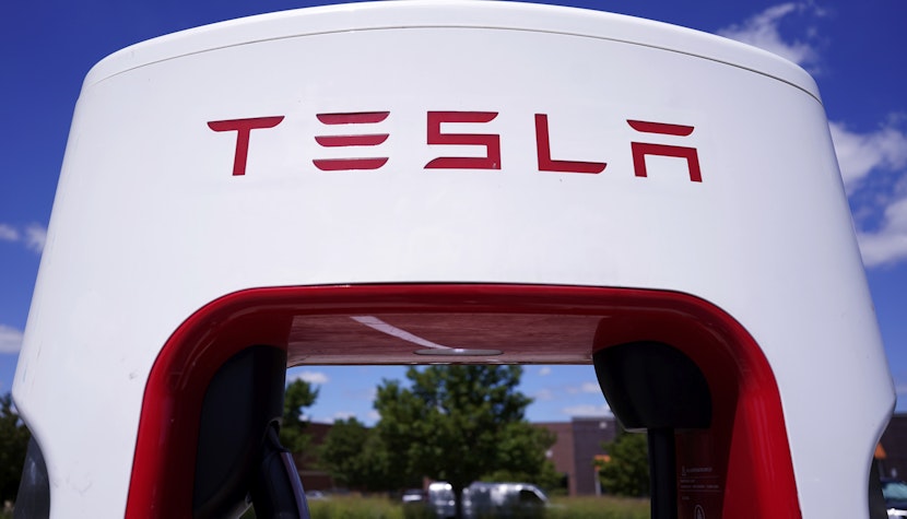 Tesla va pune la dispoziție rețeaua sa de stații de încărcare
