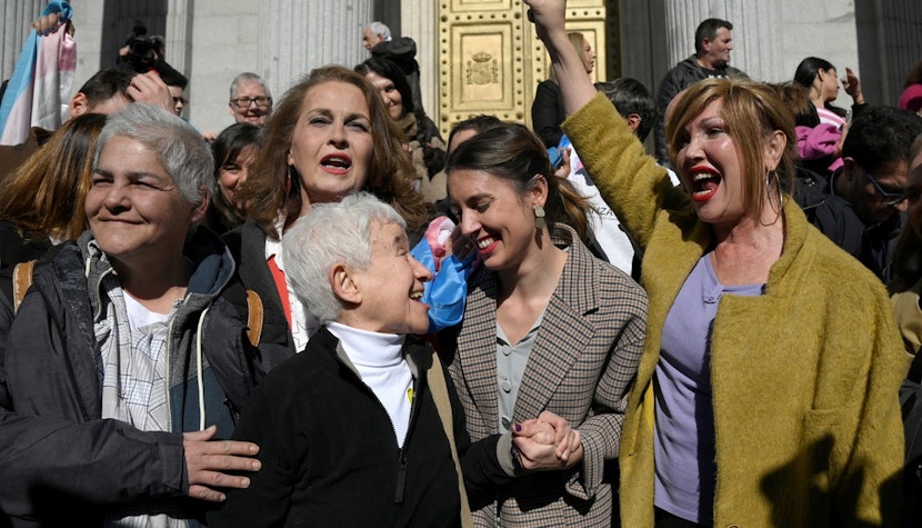 Parlamentarii spanioli au aprobat joi legea care permite schimbarea liberă a sexului. profimedia-spania lege schimbare sex