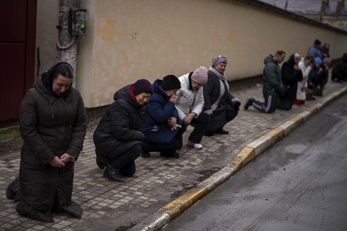 razboi ucraina oameni in genunchi