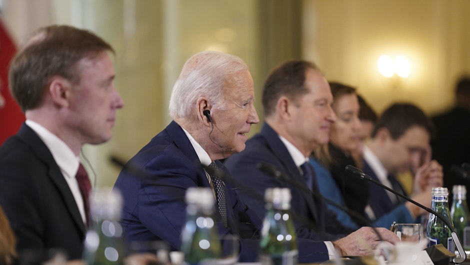 Președintele SUA, Joe Biden, alături de alți consilieri de la Casa Albă
