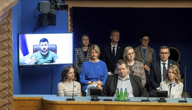 Parlamentari estonieni, în timpul unui discurs al lui Volodimir Zelenski