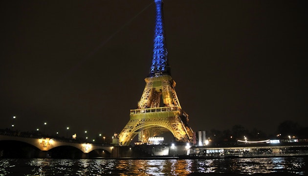 Turnul Eiffel, iluminat în culorile drapelului Ucrainei