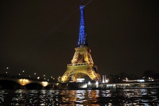 Turnul Eiffel, iluminat în culorile drapelului Ucrainei