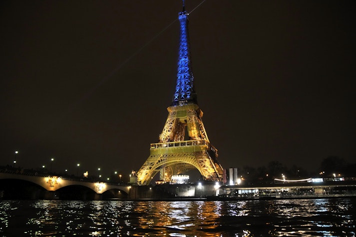 Turnul Eiffel, iluminat în culorile drapelului Ucrainei