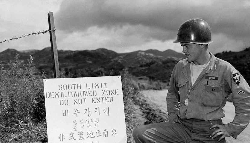 Soldat american în zona demilitarizată a Coreei, în 1953