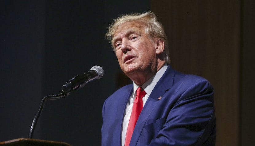 Proprietarul Fox News a recunoscut că jurnaliștii care lucrează la postul lui de televiziune au susținut intenționat minciuni spuse de fostul președinte american. donald trump