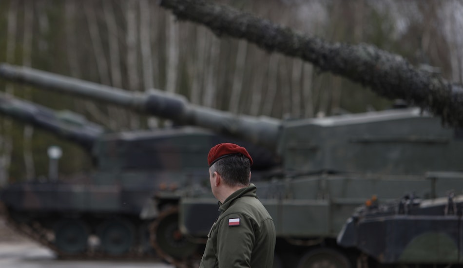 Un soldat polonez lângă mai multe tancuri Leopard 2