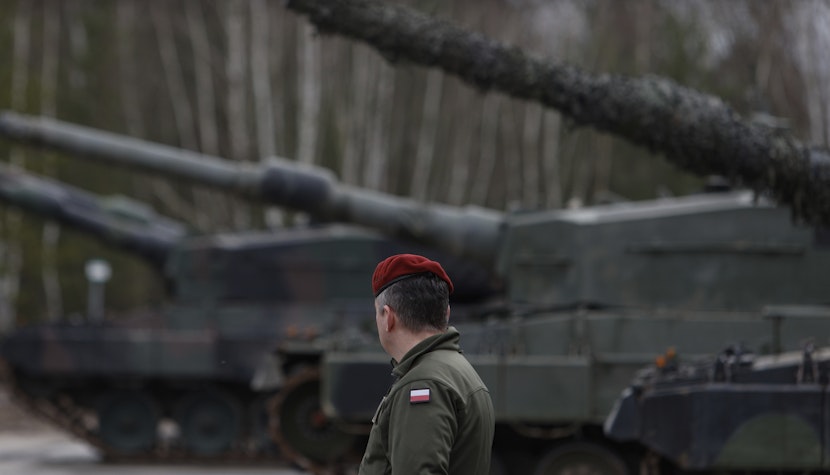 Un soldat polonez lângă mai multe tancuri Leopard 2