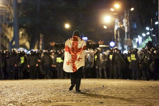 Protestatar georgian, în fața unui cordon al poliției