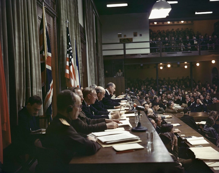 Membrii Tribunalului Militar Internațional, în sala de judecată a Palatului de Justiție din Nürnberg