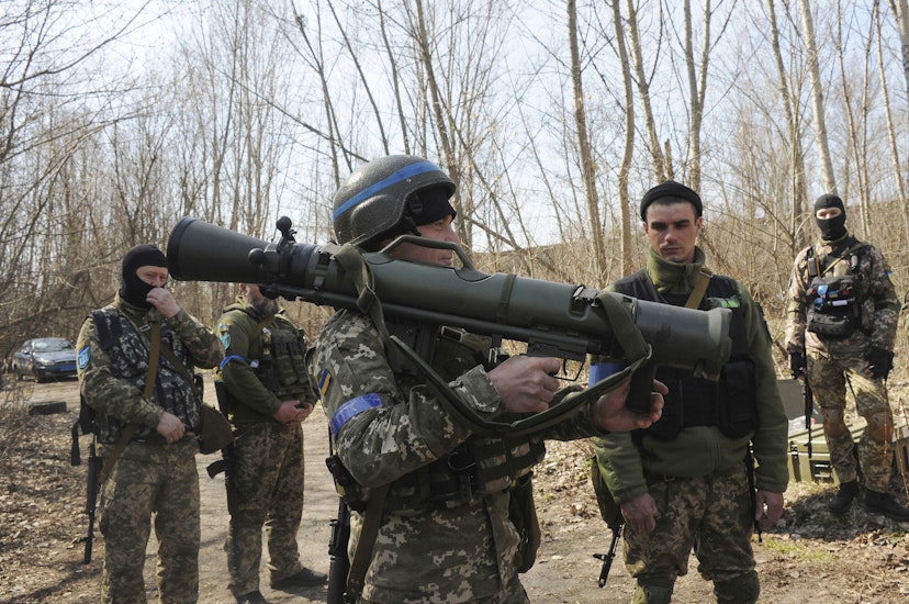 Militari ucraineni, participând la un antrenament lângă Harkov