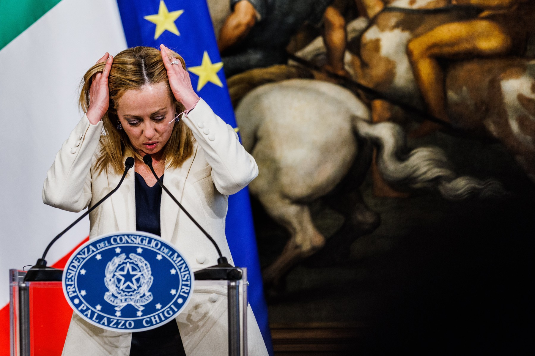 Meloni, criticată pentru că a mers la karaoke după dezastrul din Calabria. Piesa