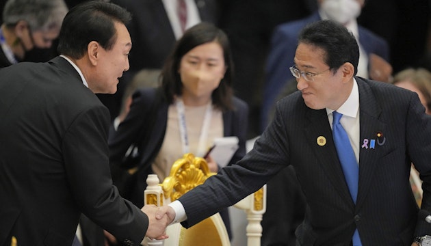 Premierul japonez, Fumio Kishida (dreapta), alături de președintele sud-coreean, Yoon Suk Yeol (stânga)