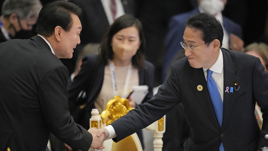 Premierul japonez, Fumio Kishida (dreapta), alături de președintele sud-coreean, Yoon Suk Yeol (stânga)