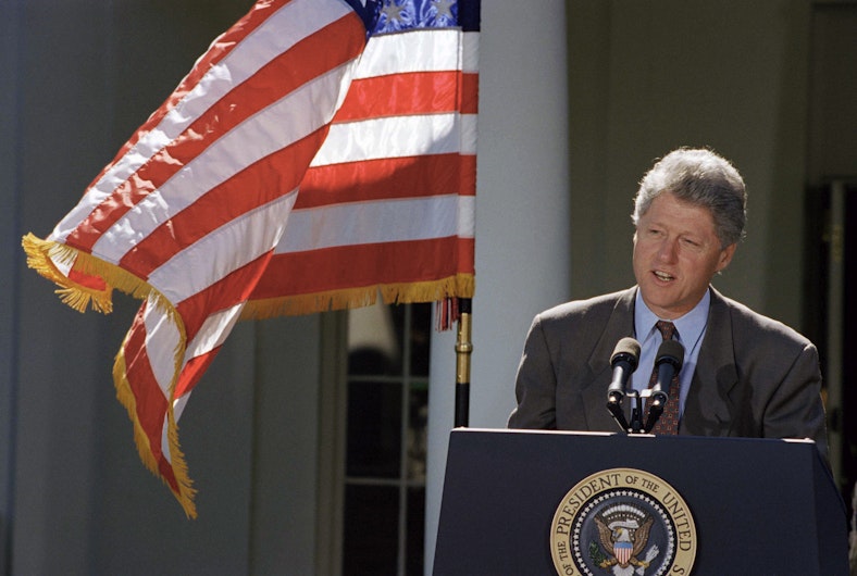 Președintele Bill Clinton, în mandatul căruia Statele Unite au avut o politică de îngrădire a Irakului