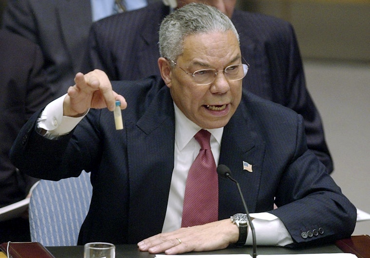 Fostul Secretar de Stat al SUA, Colin Powell, vorbind în fața Consiliului de Securitate al ONU în februarie 2003