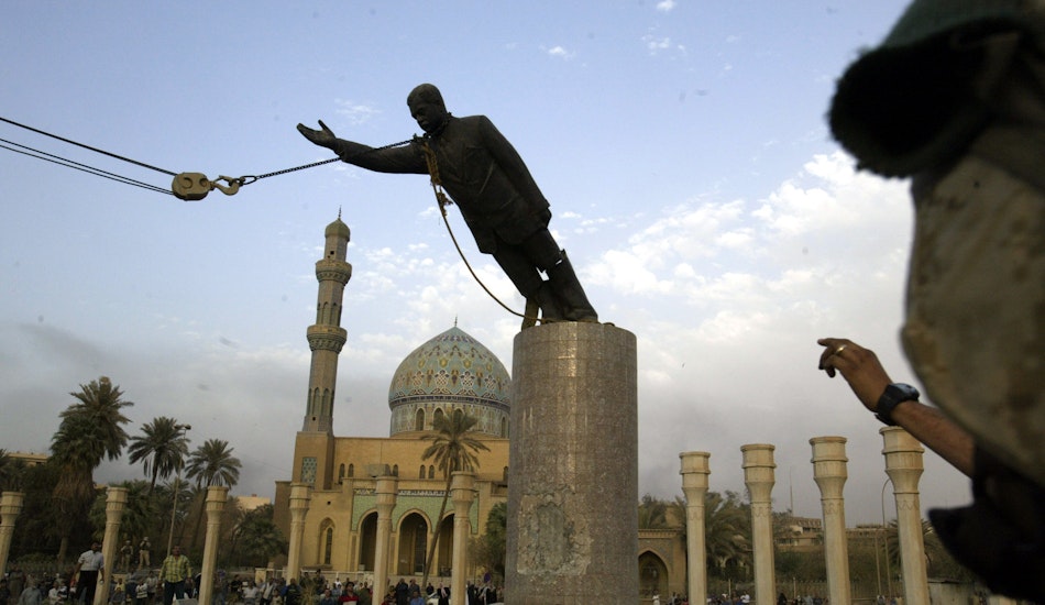 Dărâmarea statuii lui Saddam Hussein, în Piața Firdos din Bagdad