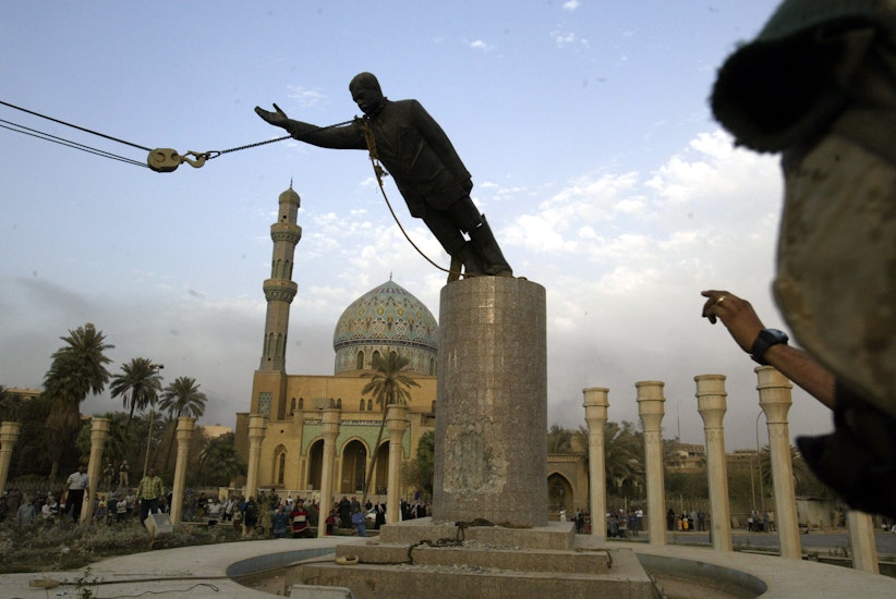 Dărâmarea statuii lui Saddam Hussein, în Piața Firdos din Bagdad