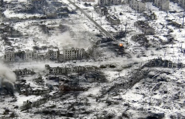 Clădiri distruse de bombardamente în Ucraina