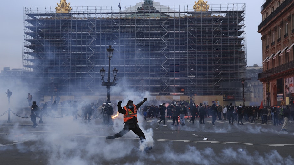 Un protestatar în fața clării Operei Naționale din Paris