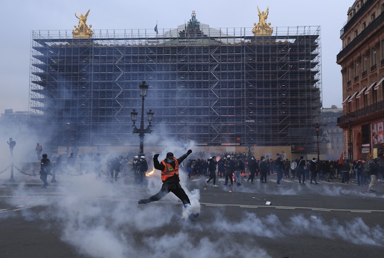 Un protestatar în fața clării Operei Naționale din Paris