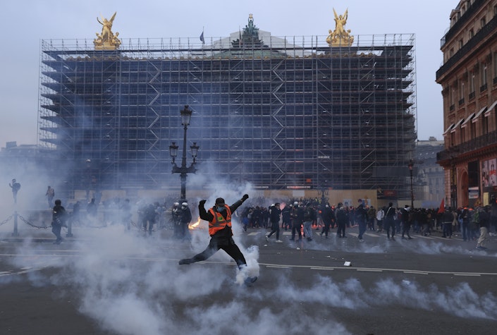 Un protestatar în fața clării Operei Naționale din Paris