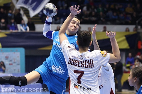 Cristina Neagu, duel cu Eliza Buceschi