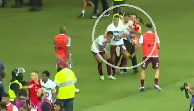 Suporterul brazilian, cu fetița în brațe, a lovit jucătorul echipei rivale